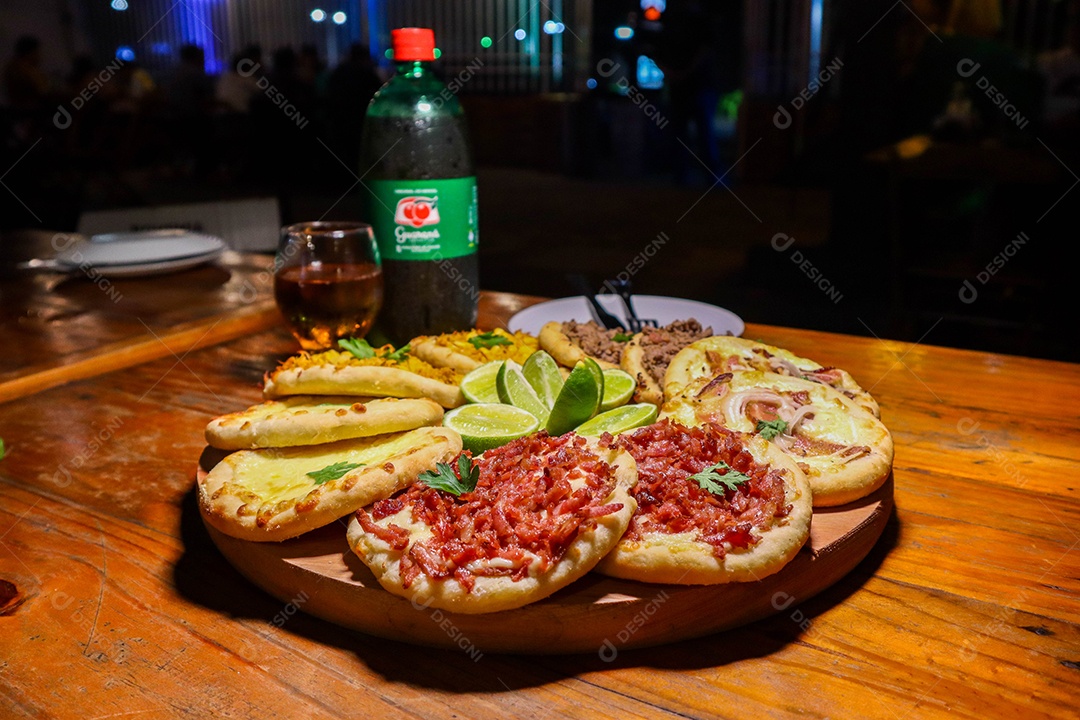 Esfirras deliciosa sobre uma mesa de madeira