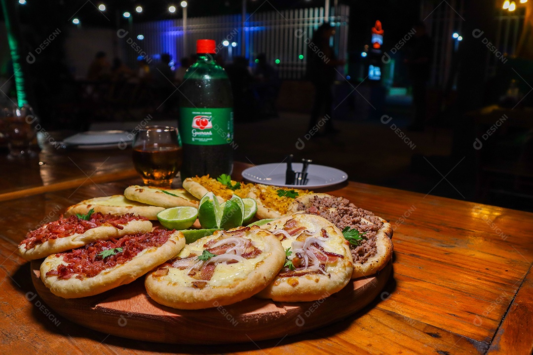 Esfirras deliciosa sobre uma mesa de madeira