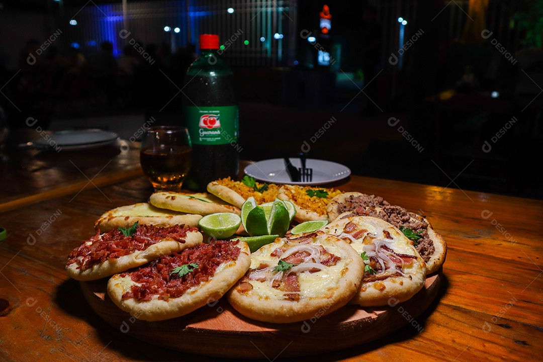 Esfirras deliciosa sobre uma mesa de madeira