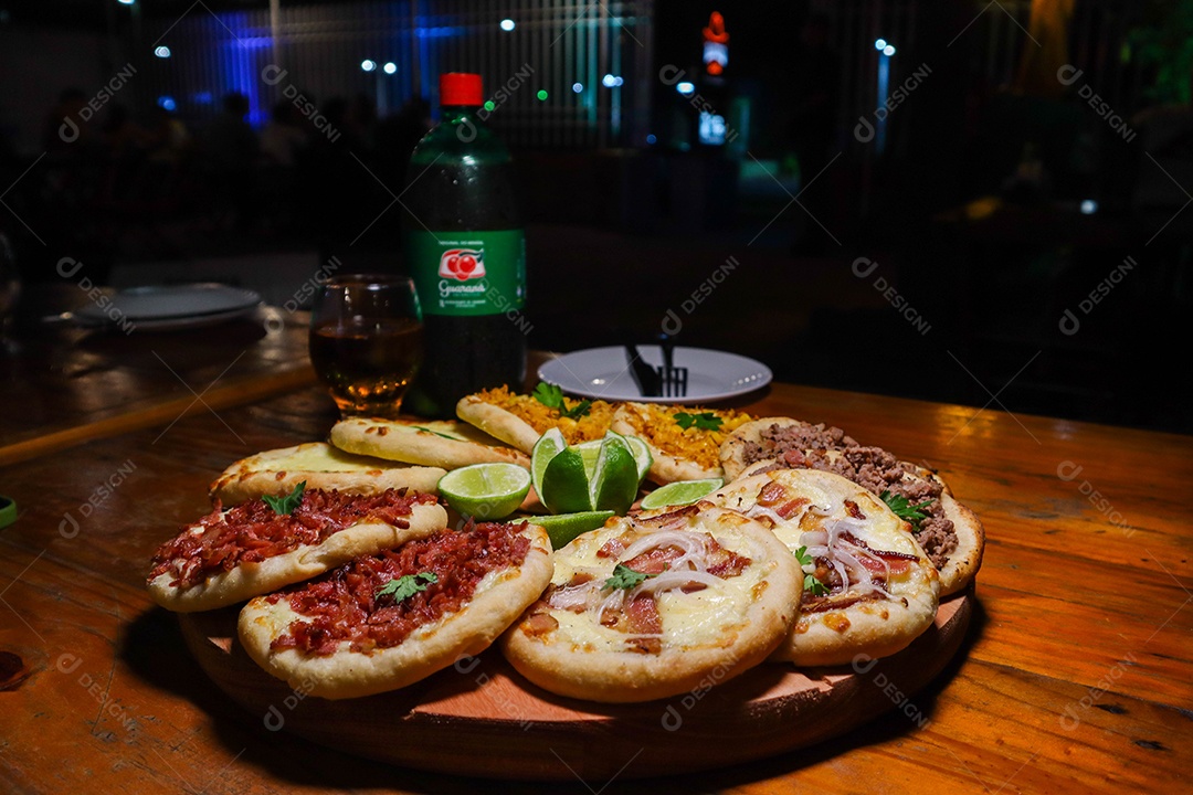 Esfirras deliciosa sobre uma mesa de madeira