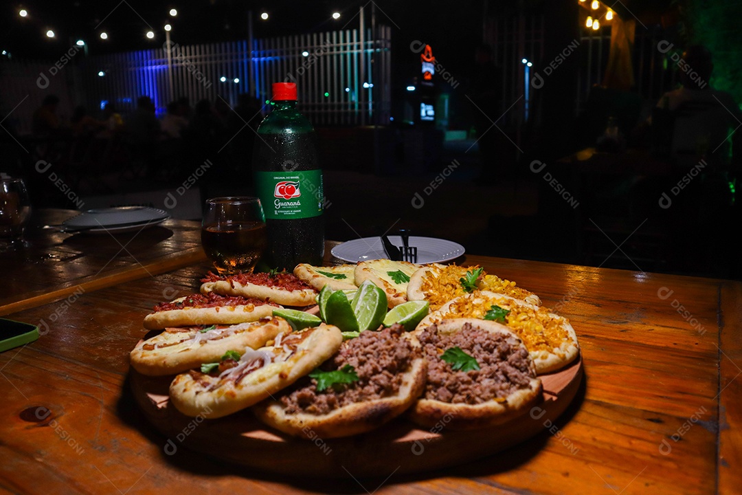 Esfirras deliciosa sobre uma mesa de madeira