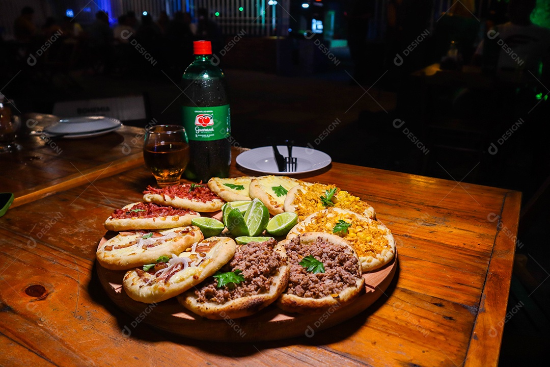 Esfirras deliciosa sobre uma mesa de madeira