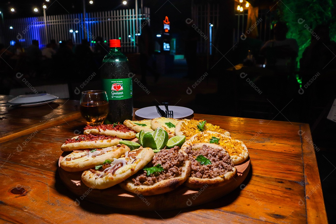 Esfirras deliciosa sobre uma mesa de madeira