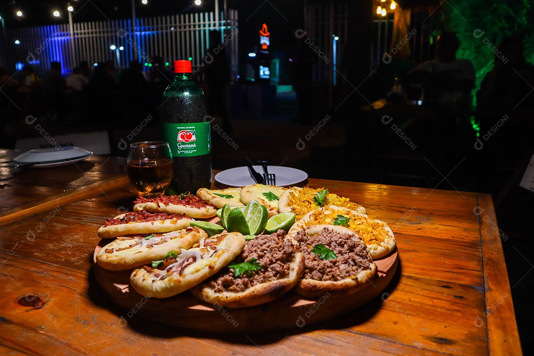 Esfirras deliciosa sobre uma mesa de madeira