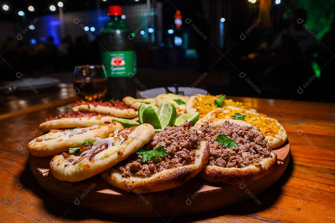 Esfirras deliciosa sobre uma mesa de madeira