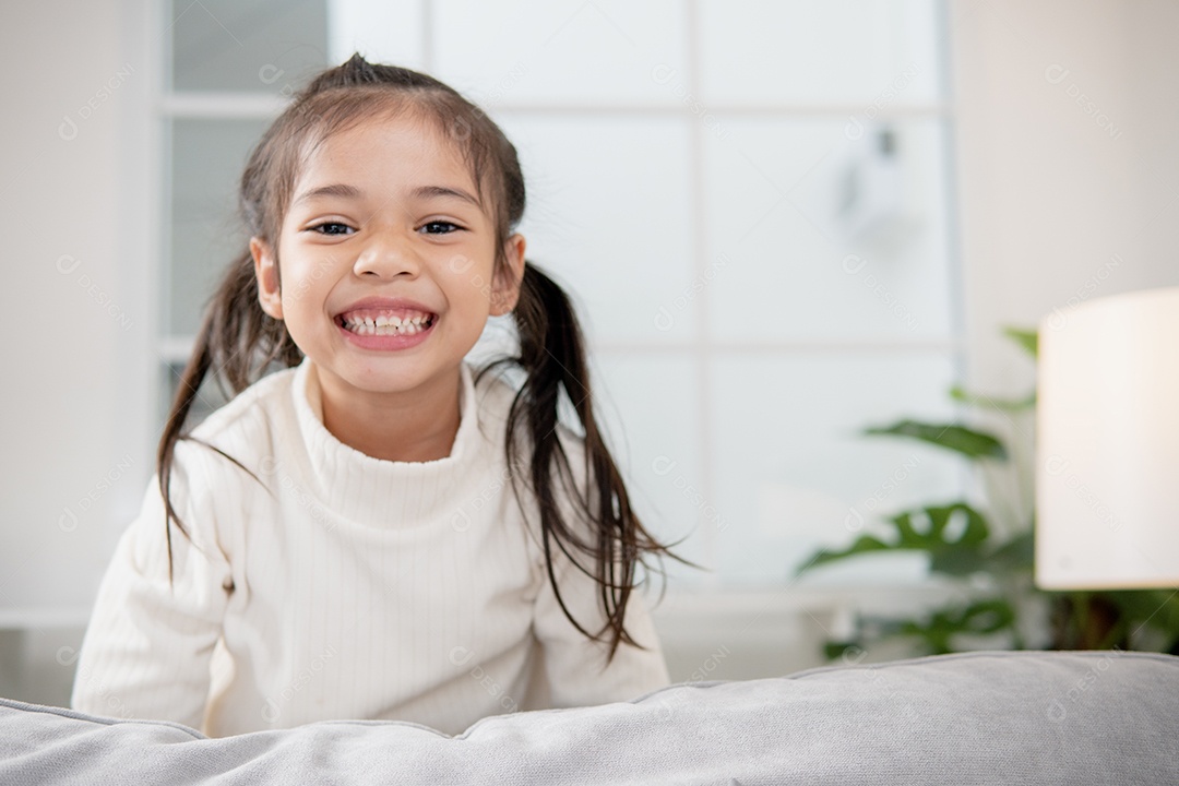 Menina asiática feliz com um grande sorriso e rindo Saudável, feliz, engraçado, sorridente, jovem, adorável, adorável, jovem, feminino.