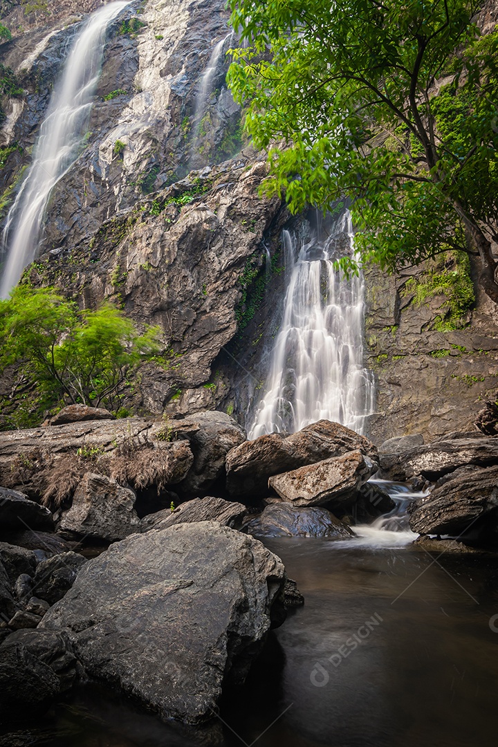 Belas cachoeiras no parque nacional klong lan da Tailândia