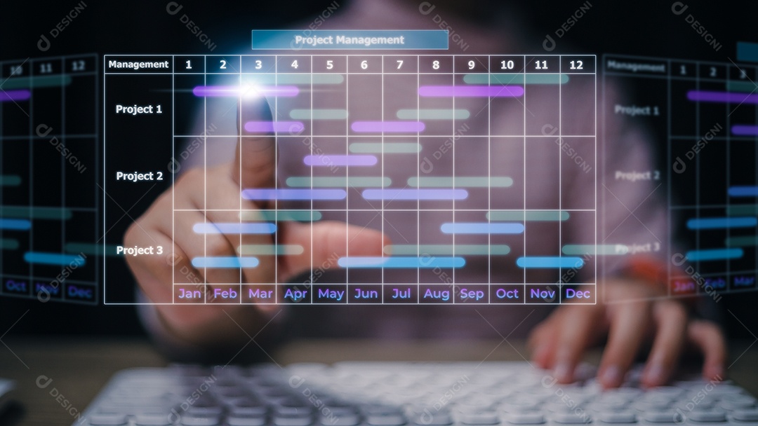 Gerente de projeto trabalhando em laptop e atualizando tarefas e planejamento de progresso de marcos com interface de agendamento de gráfico
