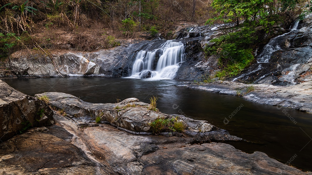 Belas cachoeiras no parque nacional klong lan da Tailândia