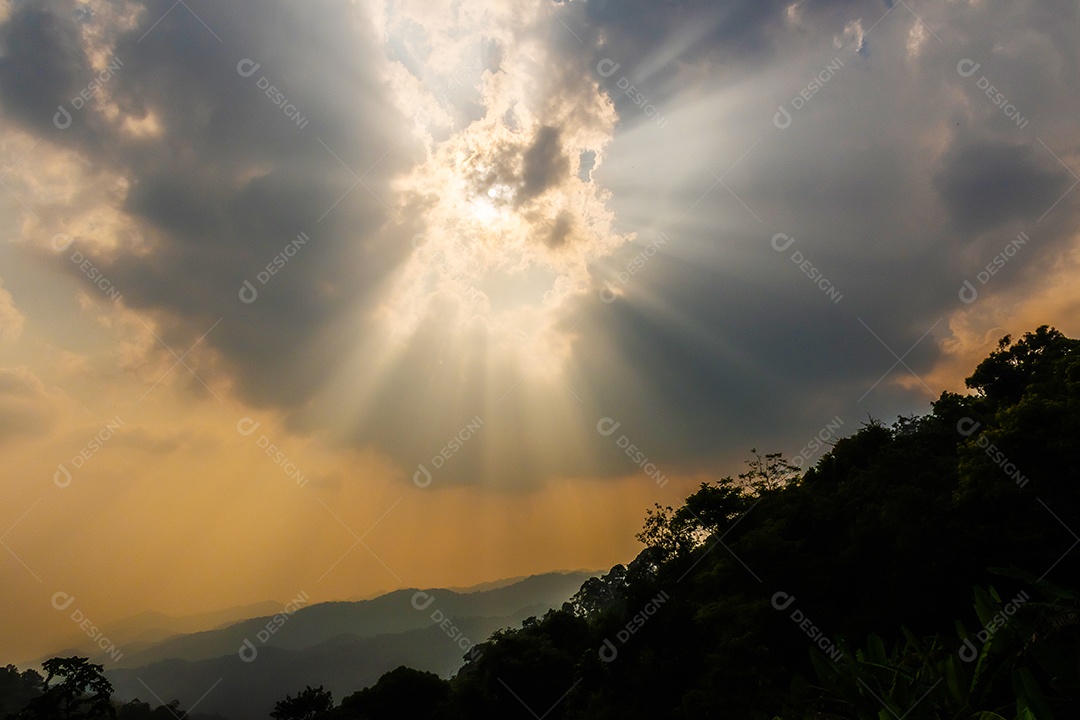 Brilho divino através das nuvens do sol quente da tarde conceito de paz e felicidade