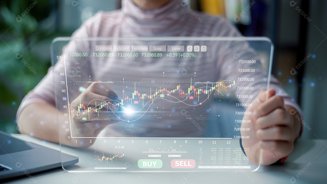 As mulheres analisam dados de negociação nas telas de interface virtuais futuristas.