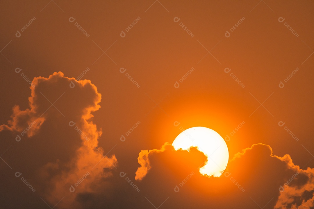 Brilho divino através das nuvens do sol quente da tarde conceito de paz e felicidade