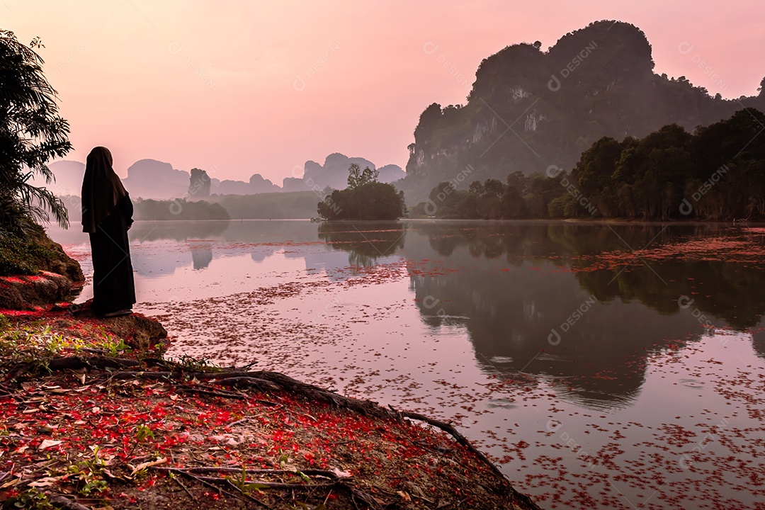 Paisagem Natureza Vista do Lago Nong Thale e mulher islâmica ou muçulmana em Krabi Tailândia