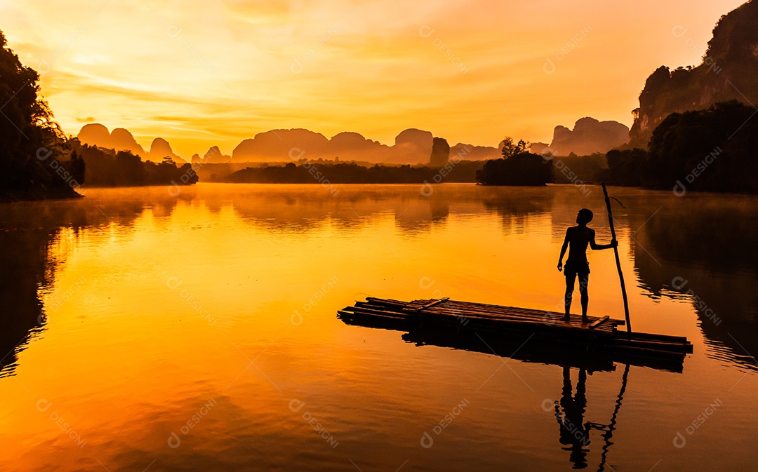 Paisagem Natureza Vista do Lago Nong Thale e mulher islâmica ou muçulmana em Krabi Tailândia