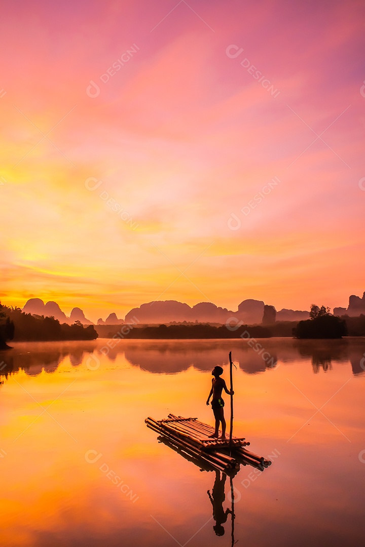 Paisagem Natureza Vista do Lago Nong Thale e mulher islâmica ou muçulmana em Krabi Tailândia