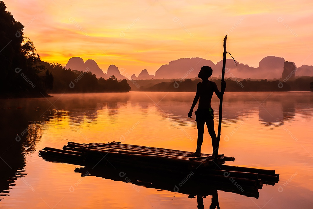 Paisagem Natureza Vista do Lago Nong Thale e mulher islâmica ou muçulmana em Krabi Tailândia