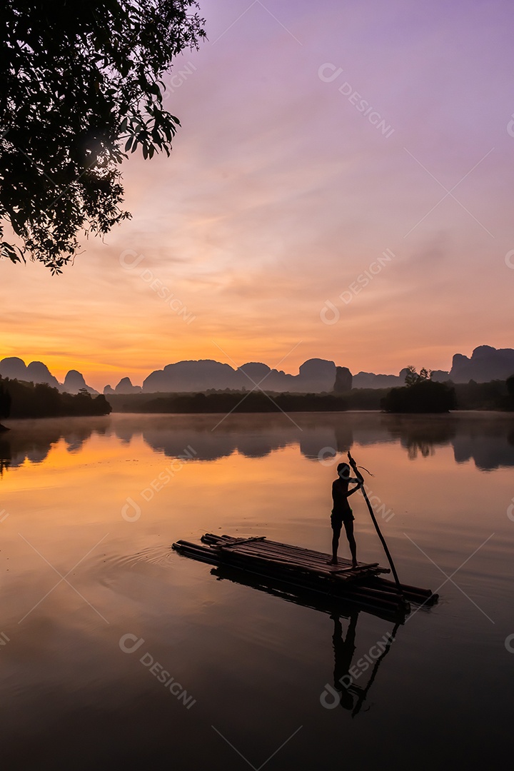 Paisagem Natureza Vista do Lago Nong Thale e mulher islâmica ou muçulmana em Krabi Tailândia