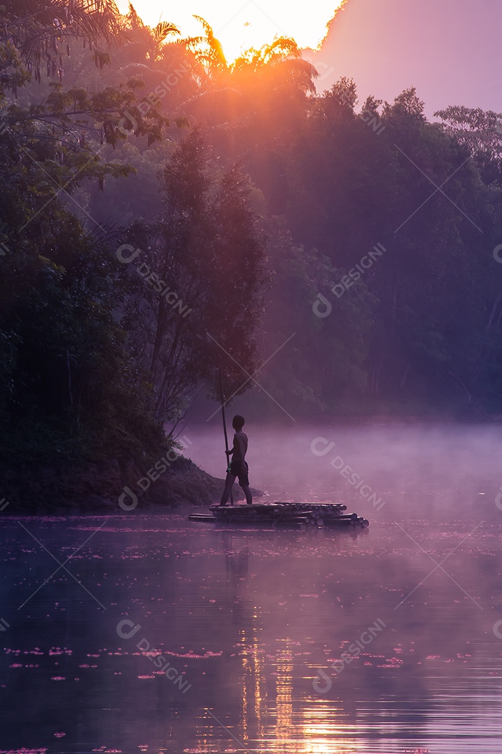 Paisagem Natureza Vista do Lago Nong Thale e mulher islâmica ou muçulmana em Krabi Tailândia