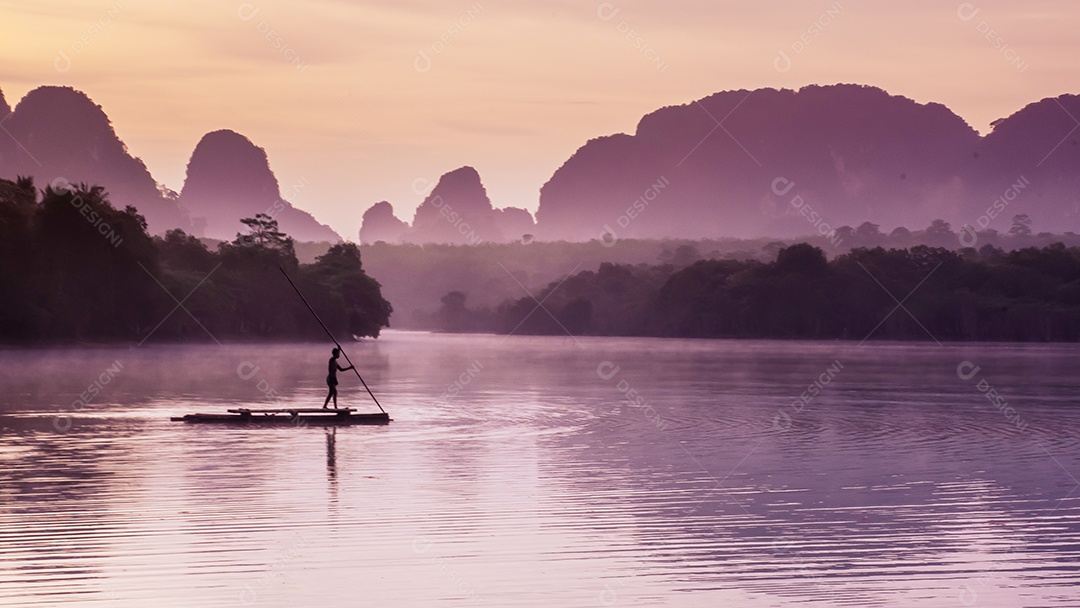 Paisagem Natureza Vista do Lago Nong Thale e mulher islâmica ou muçulmana em Krabi Tailândia
