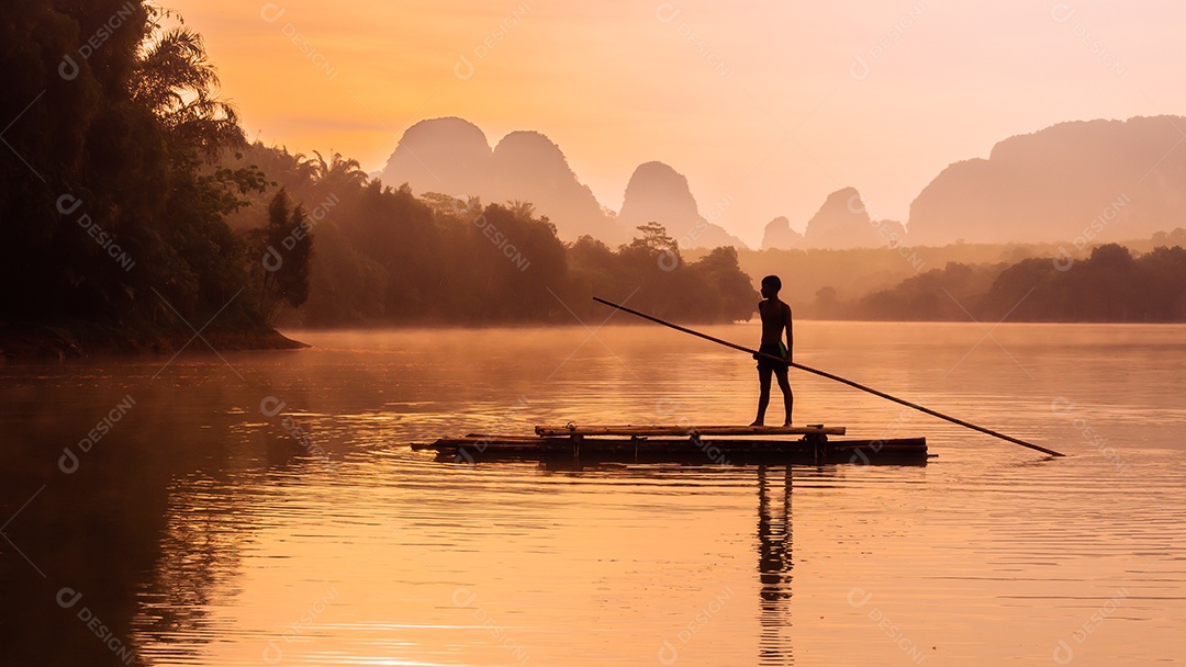 Paisagem Natureza Vista do Lago Nong Thale e mulher islâmica ou muçulmana em Krabi Tailândia