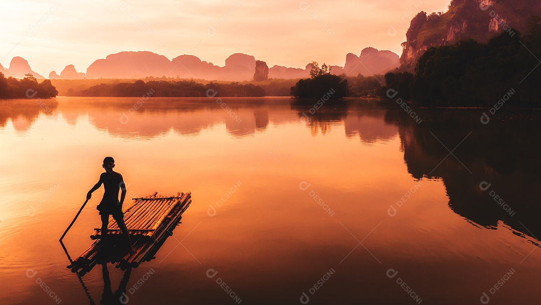 Paisagem Natureza Vista do Lago Nong Thale e mulher islâmica ou muçulmana em Krabi Tailândia
