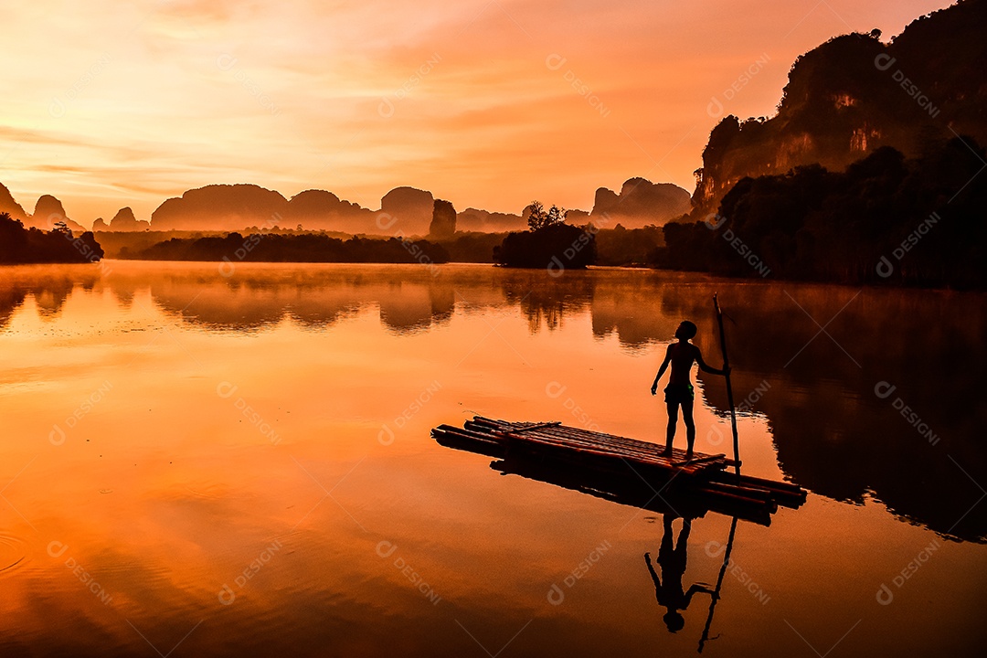 Paisagem Natureza Vista do Lago Nong Thale e mulher islâmica ou muçulmana em Krabi Tailândia