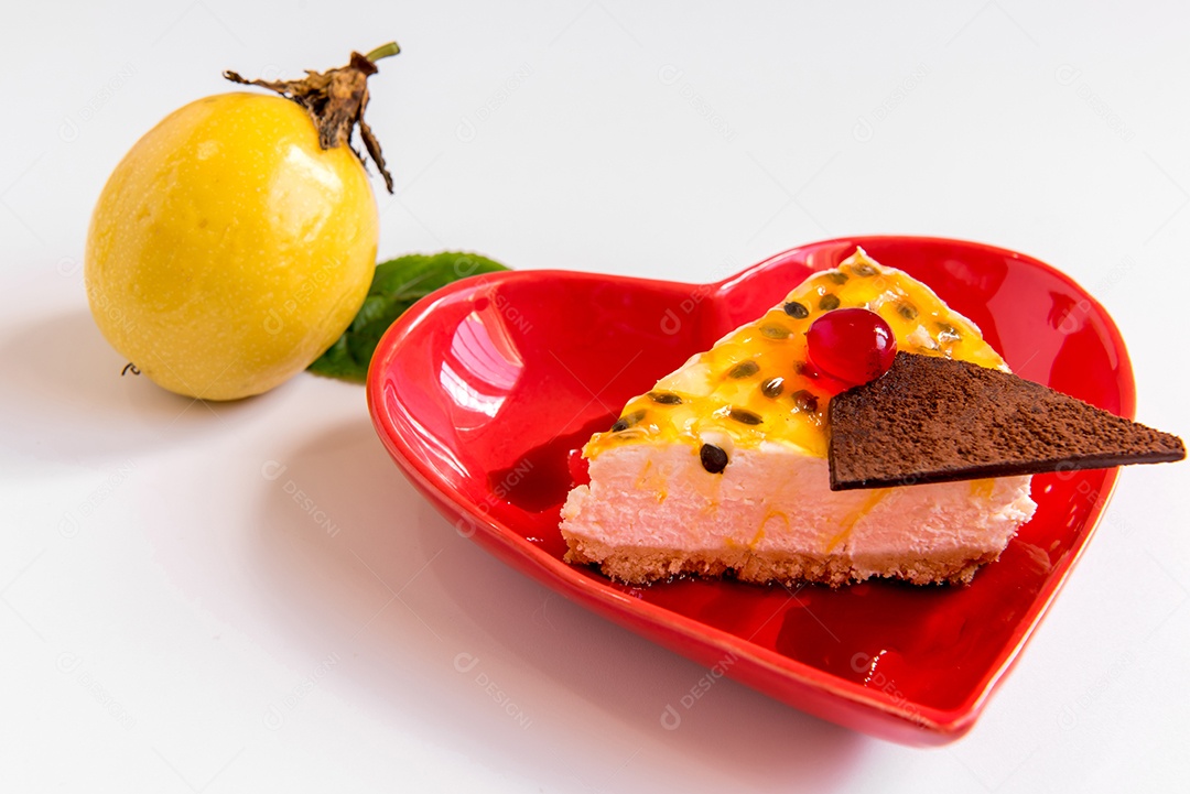 Cheesecake de maracujá e maracujá em fundo branco