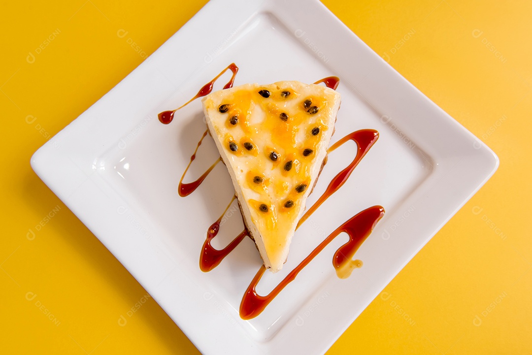 Cheesecake de maracujá em fundo amarelo