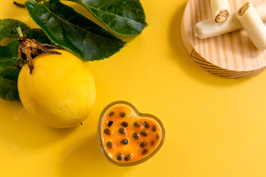 Sobremesas de maracujá em fundo amarelo