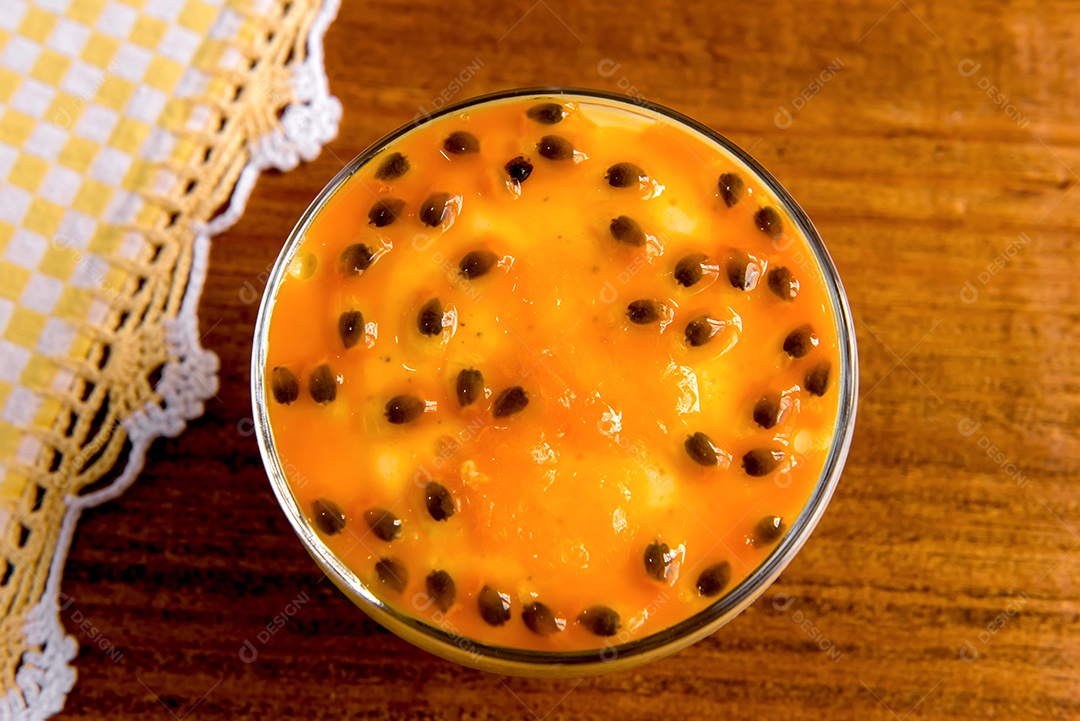 Mousse de maracujá na mesa de madeira