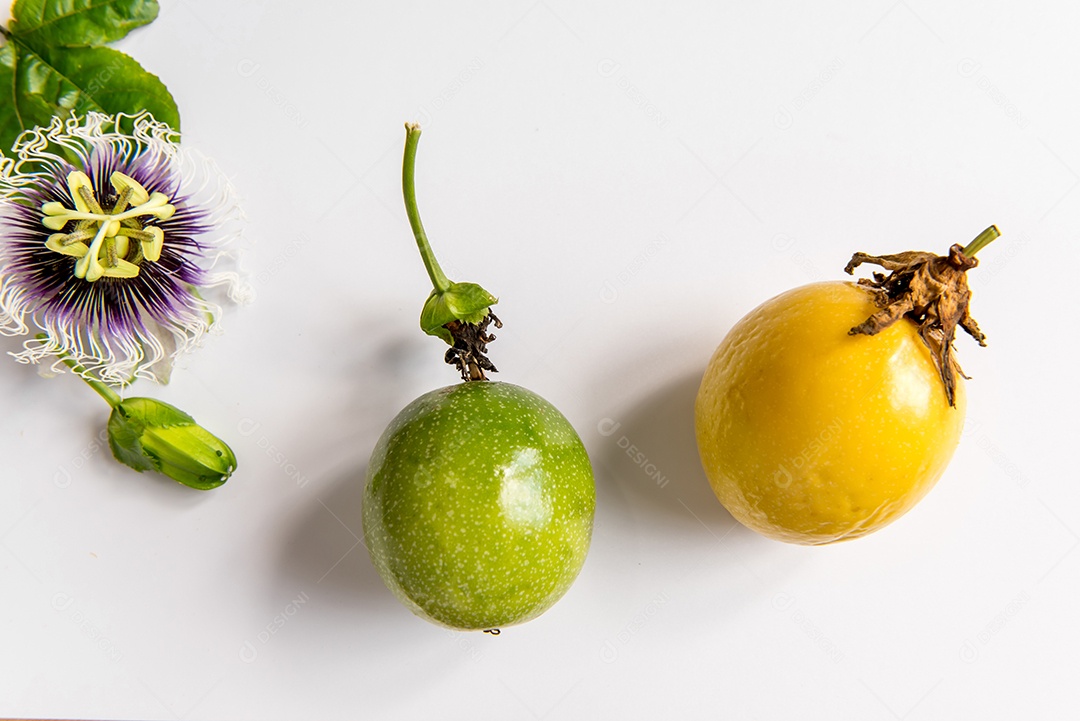 Maracujá amarelo e verde sobre fundo branco