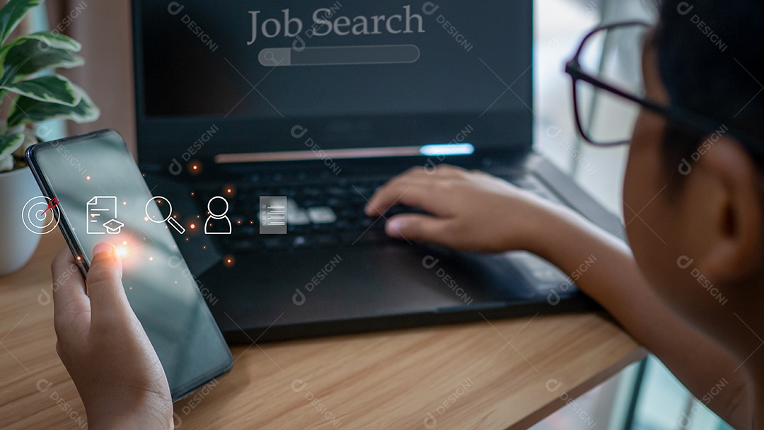 Humano segurando o telefone inteligente e usando o laptop do computador para procurar emprego na internet online.