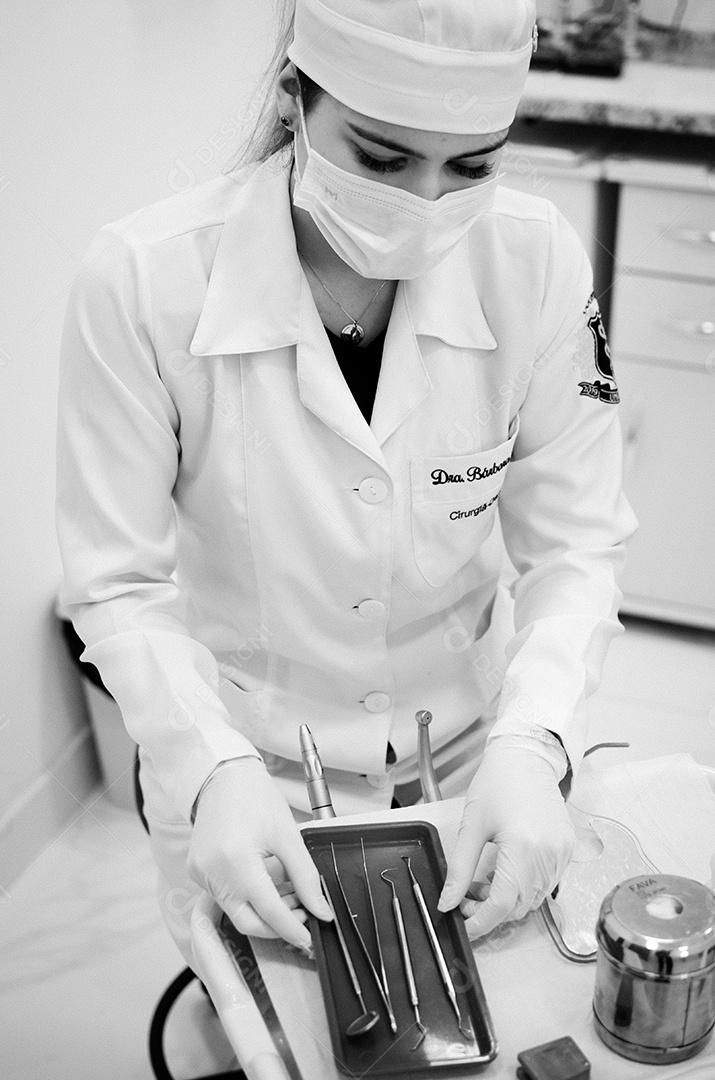 Dentista sobre seu consultorio odontológico