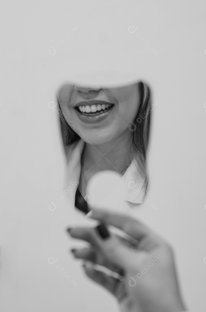 Dentista sobre seu consultorio odontológico