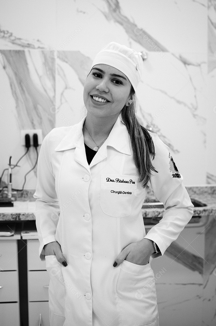 Dentista sobre seu consultorio odontológico