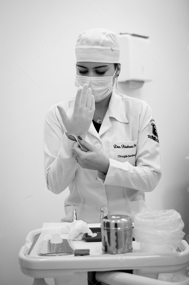 Dentista sobre seu consultorio odontológico