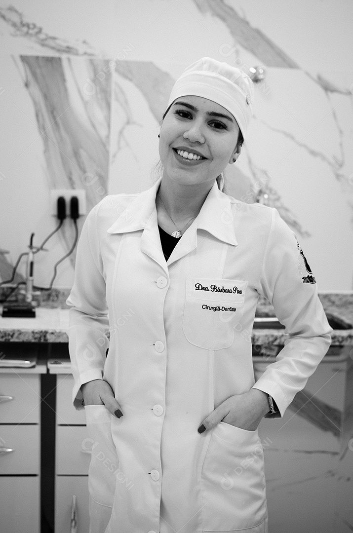 Dentista sobre seu consultorio odontológico