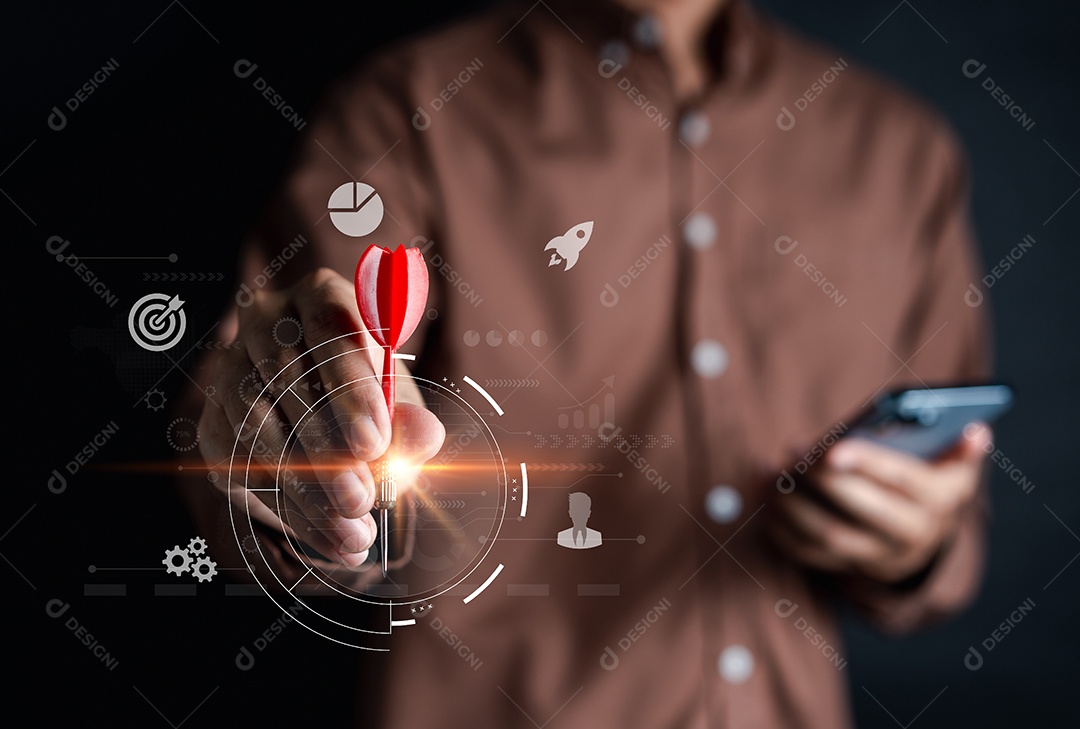 Empresário apontando dardo de seta vermelha para estratégia de alvo de negócios alvo de liderança