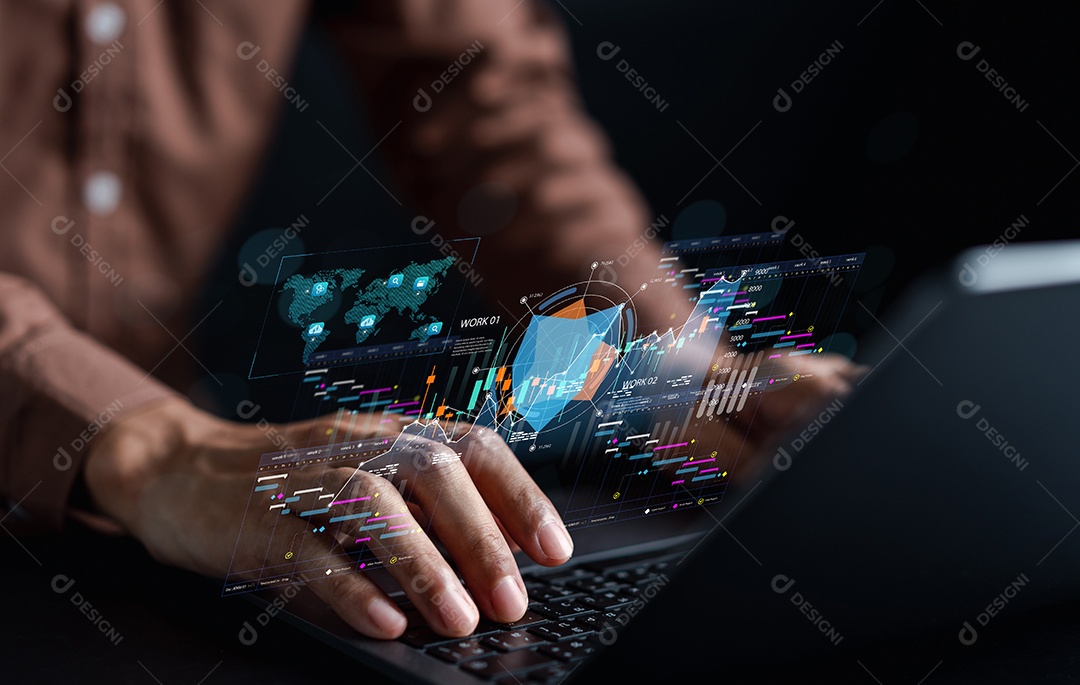 Analista trabalhando com computador em Business Analytics