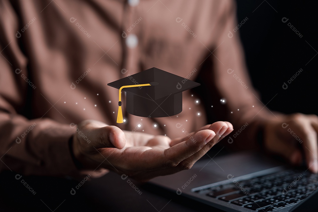 Aula online de e-learning na tela virtual, assistindo vídeo na internet