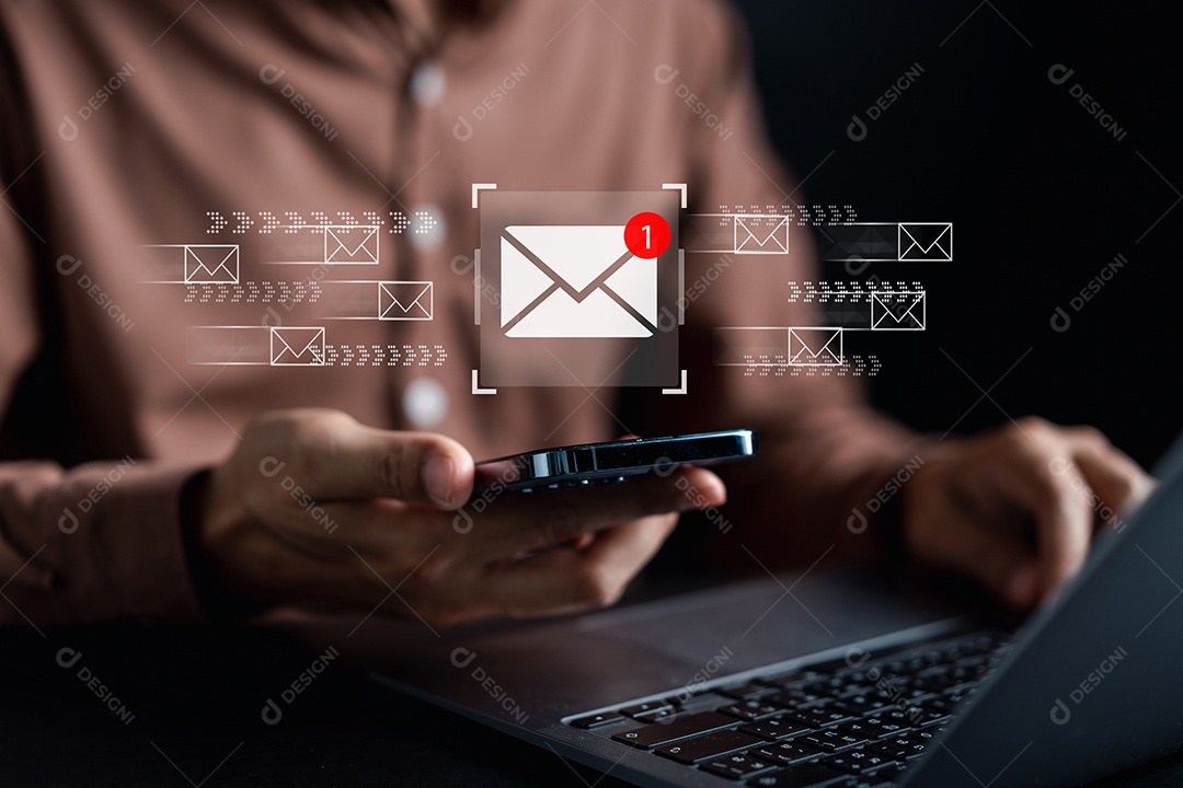 Empresário enviando e-mail por computador portátil para o cliente