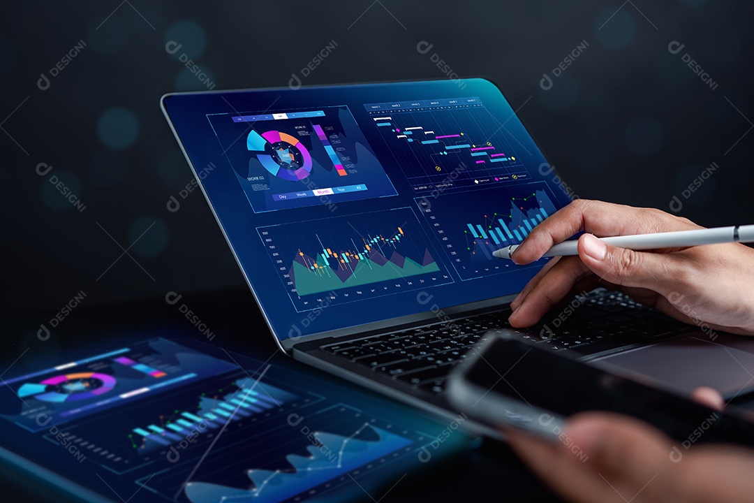 Analista trabalhando em Business Analytics e Sistema de Gerenciamento de Dados