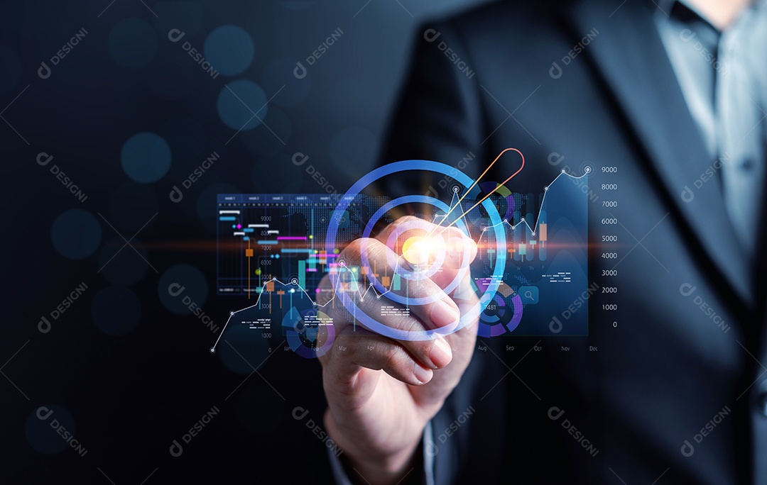 Analista trabalhando em Business Analytics e Sistema de Gerenciamento de Dados para fazer relatório