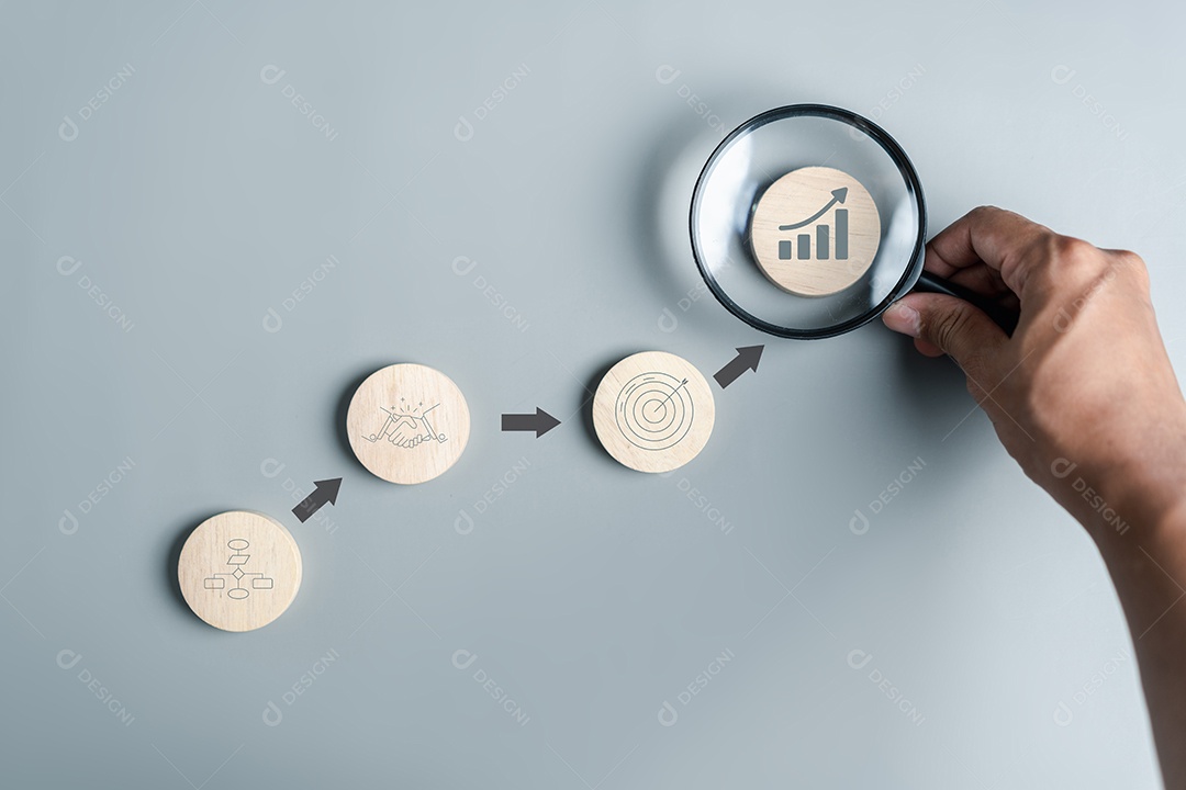 Mão segurando lupa para gerenciamento de portfólio de análise de ícone de investimento de dinheiro