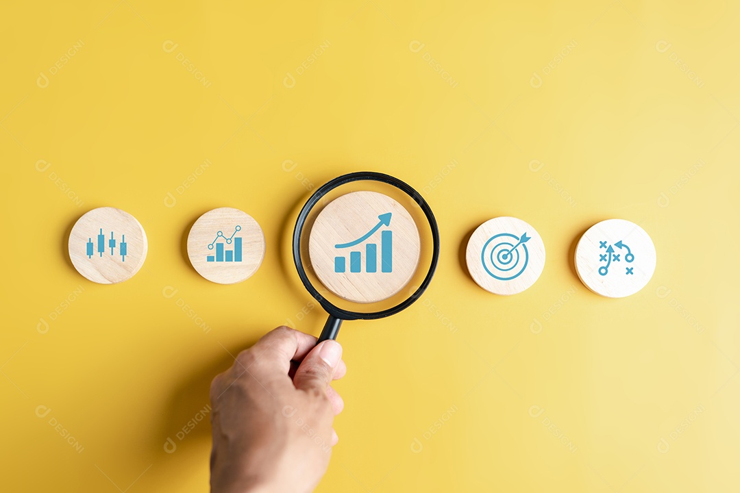 Mão segurando lupa para gerenciamento de portfólio de análise de ícone de investimento de dinheiro