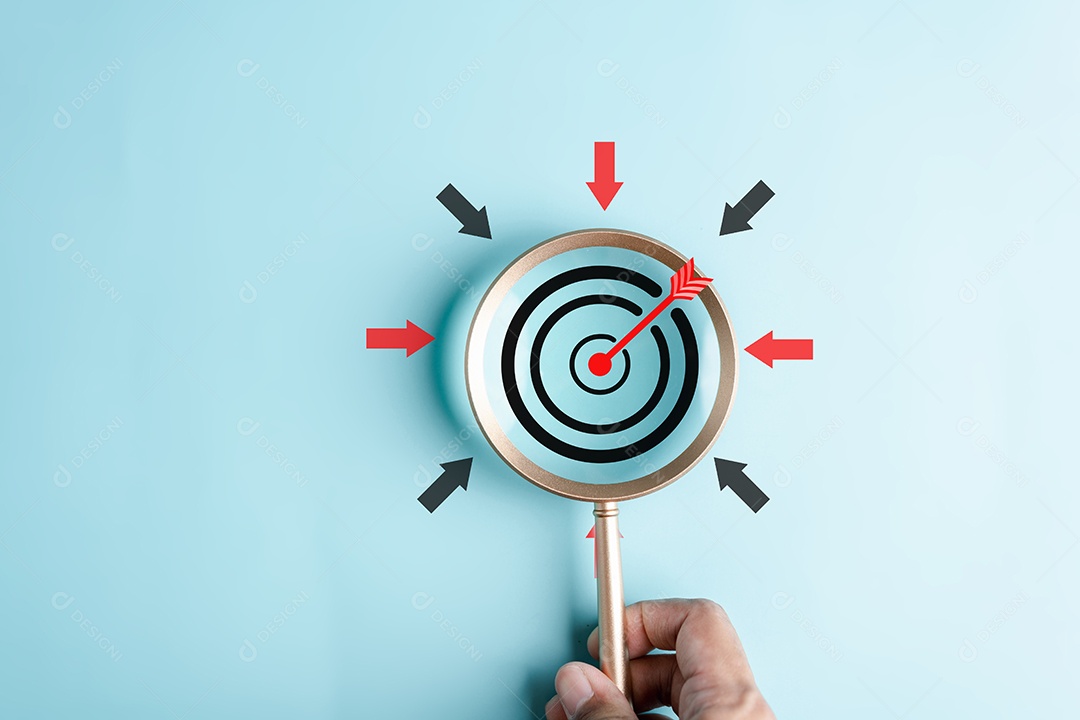 Foco do vidro da lupa para direcionar o ícone com a seta para a liderança de desenvolvimento de negócios