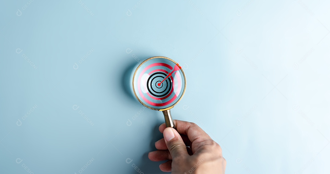 Foco do vidro da lupa para direcionar o ícone e o alvo de dardos vermelho para negócios de crescimento