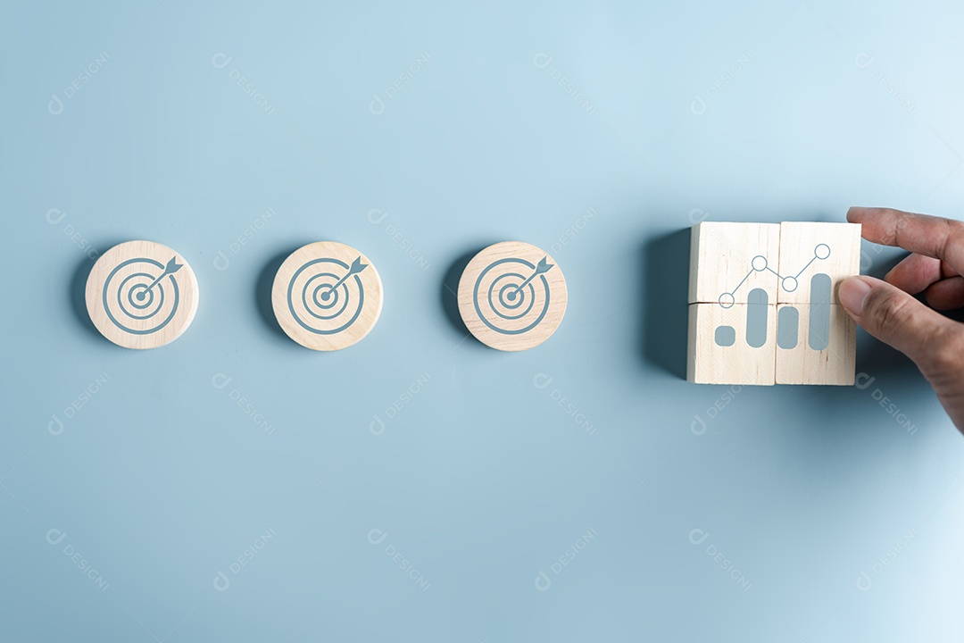 Mão segurando o alvo de gerenciamento de portfólio de análise do ícone de investimento