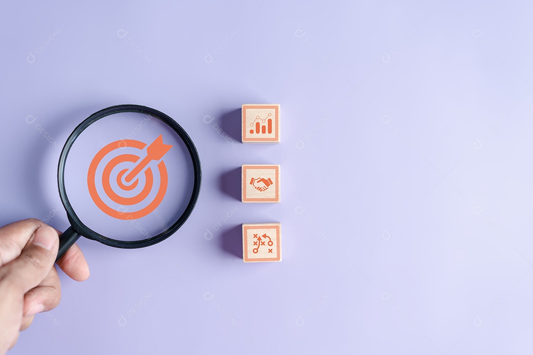 Foco de vidro de lupa para direcionar ícone dentro de negócios de crescimento para planejamento e liderança de desenvolvimento