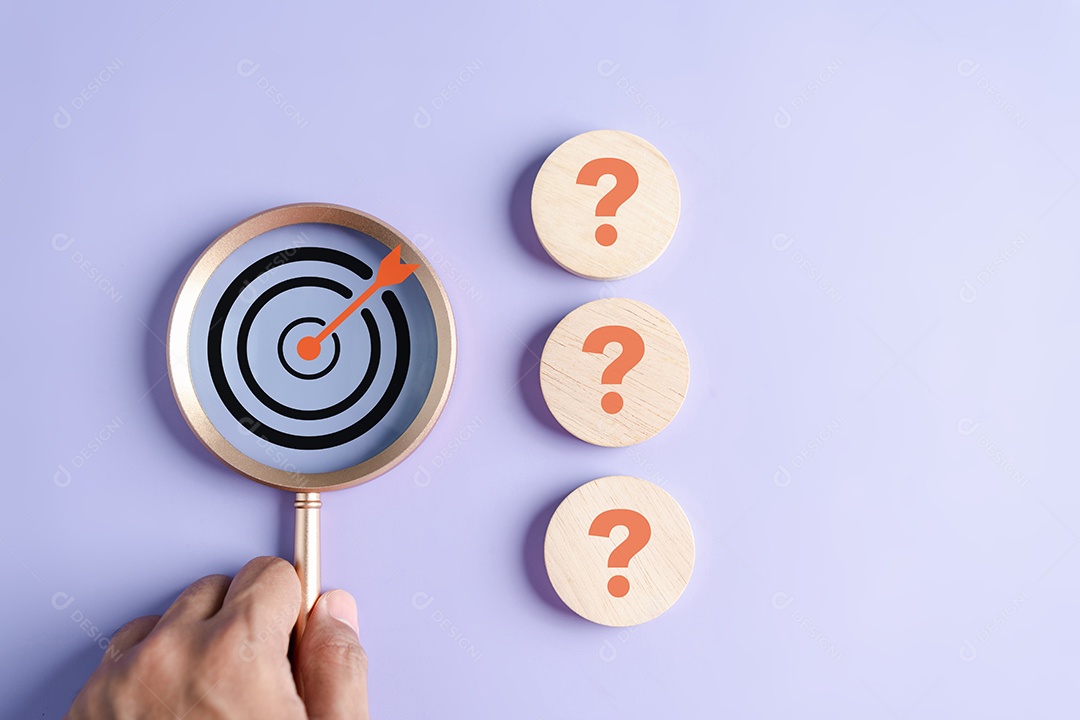 Foco da lupa para atingir o alvo da solução, entre o ícone de pergunta